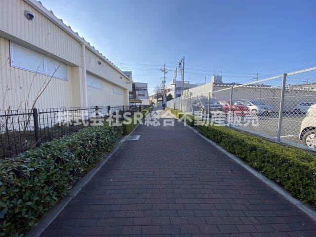稲田新町3丁目中古戸建の前面道路含む現地写真|スーパー・コンビニがとても近いです！