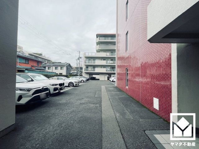 シーアイマンション夙川の駐車場|敷地内に駐車場を完備。重い荷物や雨の日の移動もスムーズで、快適なカーライフを実現。空き状況等は弊社スタッフまでお気軽にお問い合わせください。
