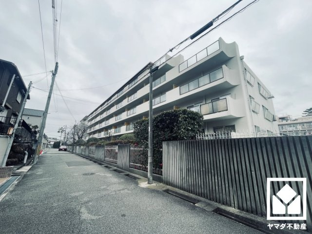 シーアイマンション夙川の周辺|使いやすさとデザイン性を両立。落ち着いた木目調のデザインが魅力のシステムキッチンです。壁付けタイプで空間を有効活用。