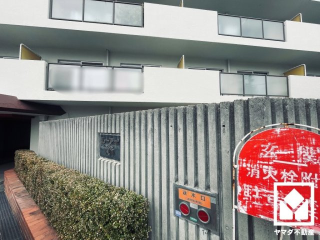 シーアイマンション夙川の外観|浴室には小窓が付いているので明るく、こもりがちな湿気もすぐ取り除くことができます。