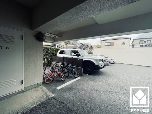 シーアイマンション夙川の外観|収納付きでスッキリお使い頂ける3面鏡の洗面台がございます。洗面ボウルが広めなので、忙しい朝でも身支度がしやすく時短になります。