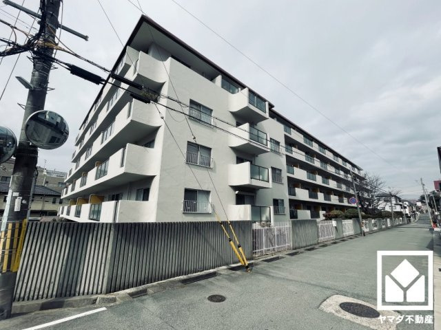 シーアイマンション夙川の外観|約6帖の東側洋室はアクセントクロスを取り入れたデザイン性の高いお部屋です。インテリアが映えるおしゃれな空間で、リラックスしたひとときを過ごせます。