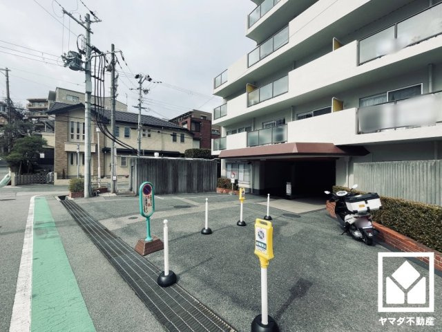 シーアイマンション夙川の外観|リビングにも収納スペースがあり、住空間を広々お使いいただけます。日用品のストックなどもすっきり片付きます。