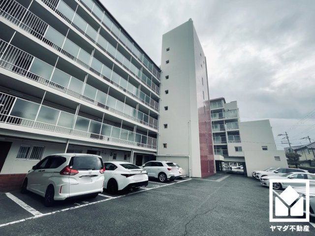 シーアイマンション夙川の外観|1階に収納力豊富な専用トランクルーム付き。アウトドア用品や季節の荷物、趣味の道具もしっかり収納できます。（使用料月額300円）