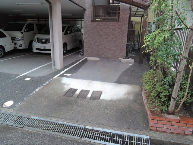 マンションプロスの駐車場