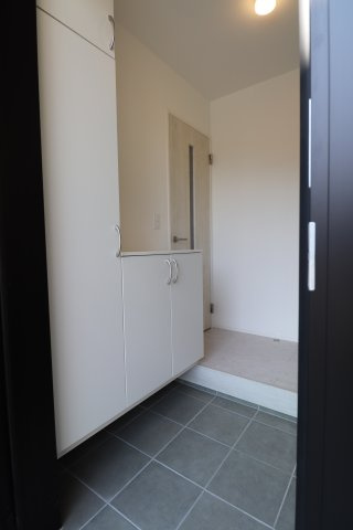 国分町新築戸建の玄関