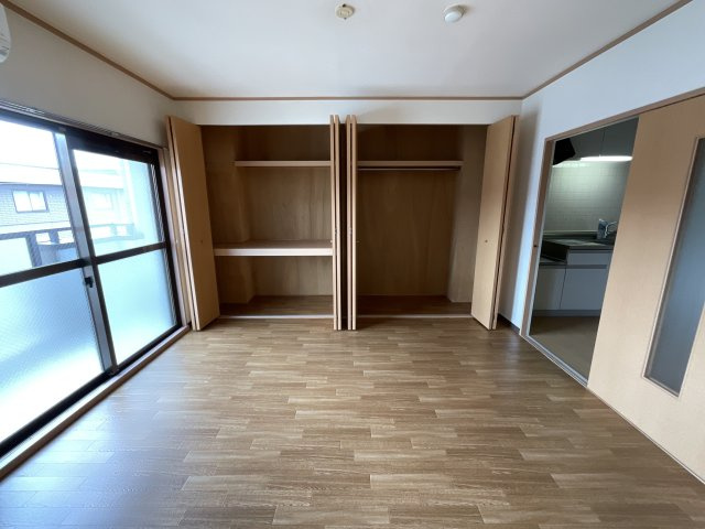 【居間・リビング】 | ディアコート横山 | たっぷりとした収納スペースです