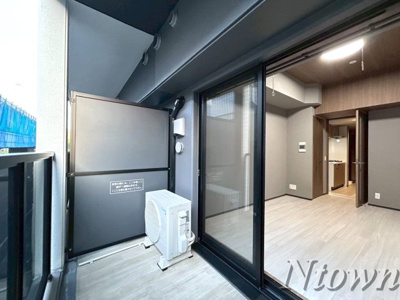 【バルコニー】 | メイクスWアート丸の内 | 外からの目が気にならないバルコニーで洗濯物が干せます