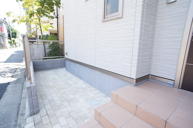 江戸川区平井１丁目の一戸建てのロビー|玄関ポーチに自転車置けます♪