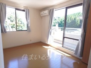 グランバリエ３４０　A棟の寝室|寝室にもエアコンあり