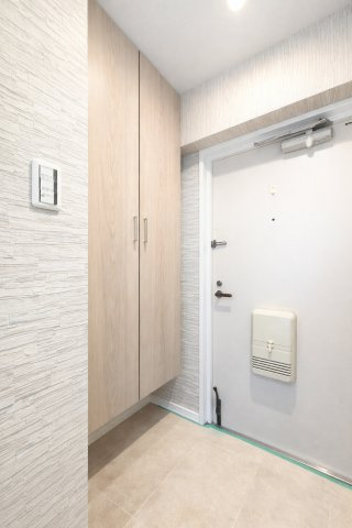 【玄関】 | ダイアパレス三ツ境　ペット飼育可能/眺望良好/デザイン良物件 | ◆光の渦が溢れた明るい玄関ホール。「おかえり」と「ただいま」が交差するお家の顔とも言える場所は爽やかで心地良い空間となっています。すっきり片付いた玄関で来客時にも自信が持てそう。
