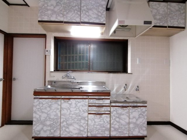千葉県松戸市稔台8丁目　中古戸建のキッチン|キッチンには窓があります