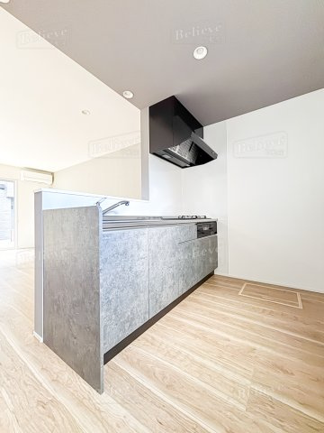 grand maison Kのキッチン|3口コンロ・グリル付きの使いやすいシステムキッチンです♪