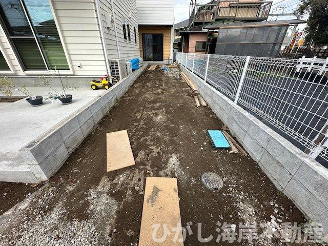 藤沢市鵠沼海岸７丁目　新築戸建の駐車場|3月19日撮影　外構工事中　駐車スペース