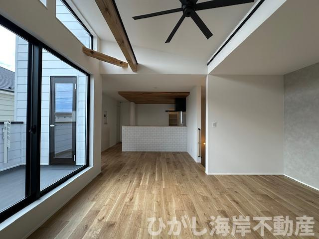 藤沢市鵠沼海岸７丁目　新築戸建の居間・リビング|21帖　LDK