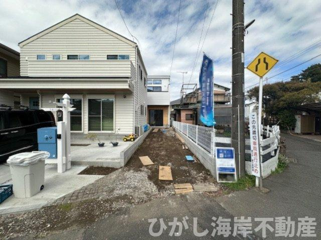 藤沢市鵠沼海岸７丁目　新築戸建の前面道路含む現地写真|3月19日撮影　外構工事中　現地外観