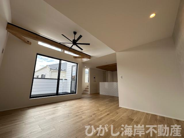 藤沢市鵠沼海岸７丁目　新築戸建の居間・リビング|21帖　LDK