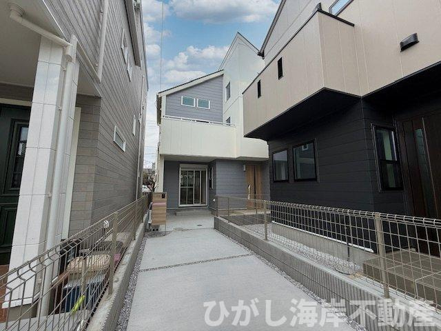 茅ヶ崎市小和田1丁目　 新築戸建 　全２棟の前面道路含む現地写真|現地外観