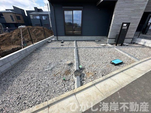 藤沢市城南５丁目　新築戸建　全16棟の駐車場|3月10日撮影　外構工事中　駐車スペース