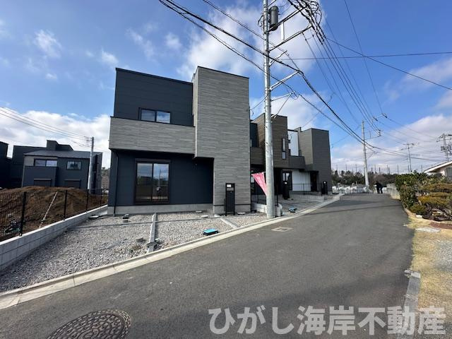 藤沢市城南５丁目　新築戸建　全16棟の前面道路含む現地写真|3月10日撮影　外構工事中　現地外観