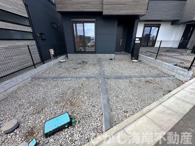 藤沢市城南５丁目　新築戸建　全16棟の駐車場|3月15日撮影　外構工事中　現地外観