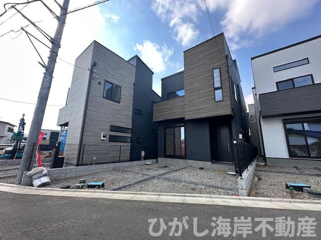 藤沢市城南５丁目　新築戸建　全16棟の前面道路含む現地写真|3月15日撮影　外構工事中　現地外観