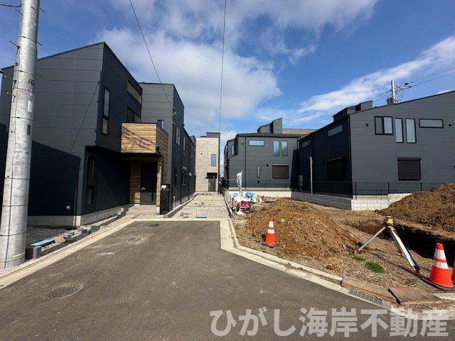 藤沢市城南５丁目　新築戸建　全16棟の前面道路含む現地写真|3月15日撮影　外構工事中　現地外観