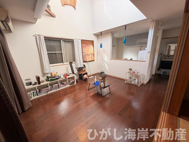 大磯町国府本郷　中古戸建の居間・リビング|14.5帖　吹抜付LDK