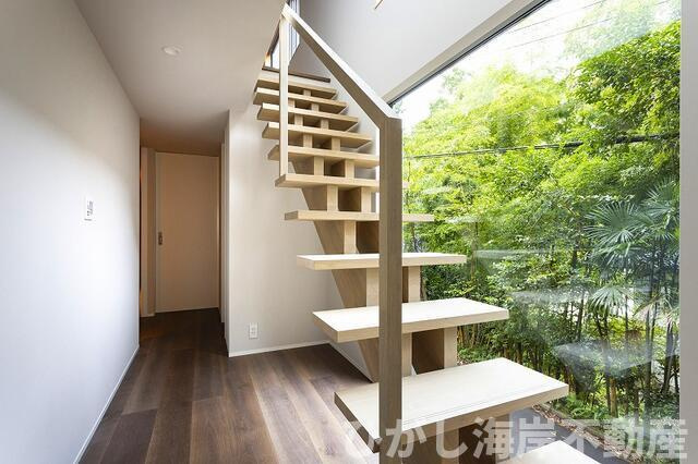 大磯町東小磯　中古戸建の内装| リビングイン階段