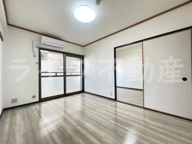 友井グレイスの居間・リビング|こちらのリビングで趣味の時間をお楽しみください