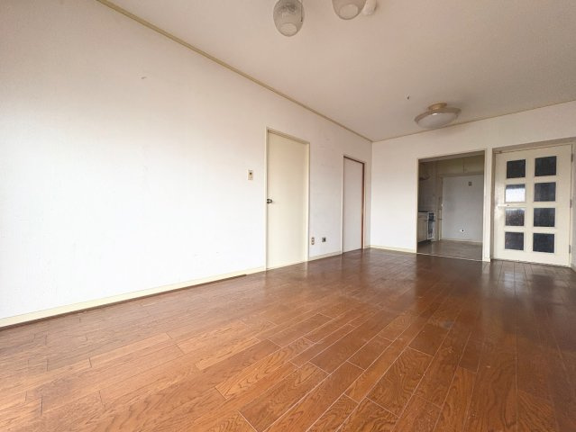 【居間・リビング】 | 若葉台団地2－13号棟 | ◆一家だんらんのスペースとなるＬＤＫ。窓から明るい光が差し込み、思わず家族の会話も弾む快適な空間。