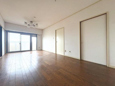 【居間・リビング】 | 若葉台団地2－13号棟 | ◆ご家族の会話がはずむ、開放的なＬＤＫです。休日はお陽さまの光をたっぷりととりこめるぽかぽかリビングで過ごしませんか？