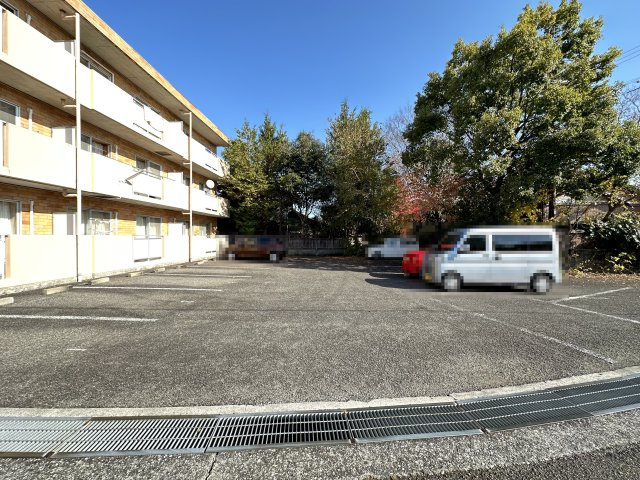 スカーレットの駐車場