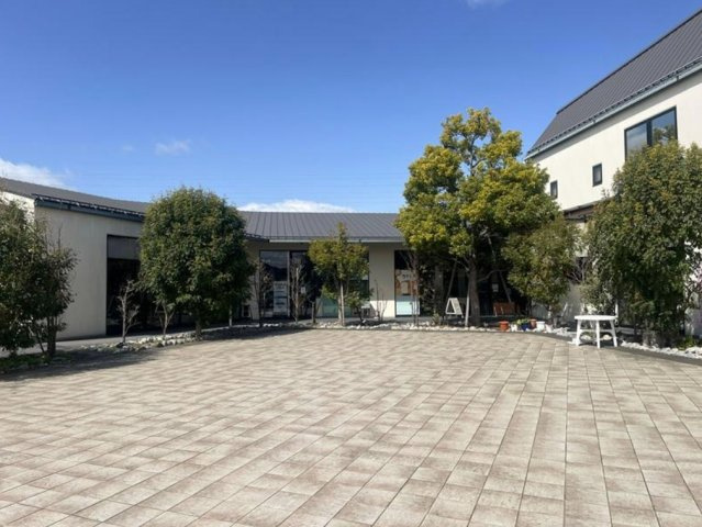 野洲市市三宅の店舗一部の外観