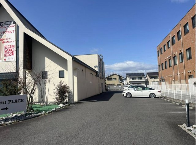 野洲市市三宅の店舗一部の駐車場