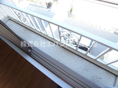 【バルコニー】 | エステート葛城 | 外からの目が気にならないバルコニーで洗濯物が干せます
