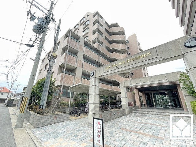 ダイアパレス甲子園の外観|北東側には国道43号線が通っています。阪神高速道路・名神高速道路と繋がる西宮インターチェンジも下道で5分圏内で神戸方面や大阪方面へ出やすく、車での移動にも便利な立地です。