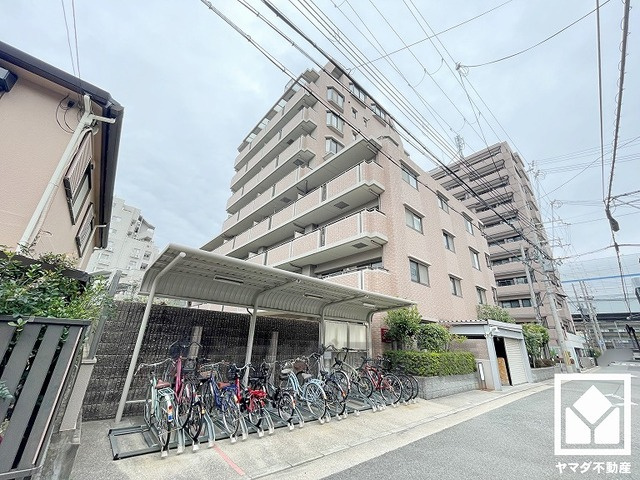 ダイアパレス甲子園のその他|敷地内に駐車場を完備（月額15000円～25000円）。重い荷物や雨の日の移動もスムーズで、快適なカーライフを実現。空き状況等は弊社スタッフまでお気軽にお問い合わせください。