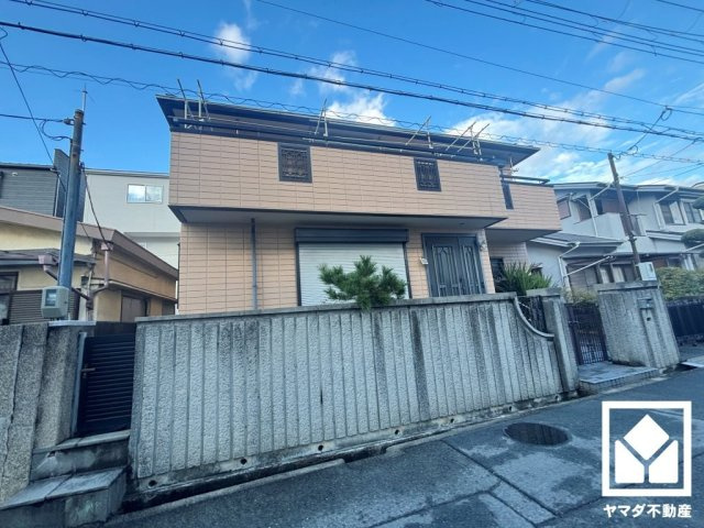 西宮市上田東町の外観|ホームエレベーター付きの介護・介助に特化した住宅。玄関から直接1階和室に上がれる構造になっており、来客や介護士さんの出入りもしやすい構造です。