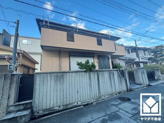 西宮市上田東町の外観|2階へ上がる階段は施錠もできる構造になっており、プライバシーや防犯面にも配慮されています。