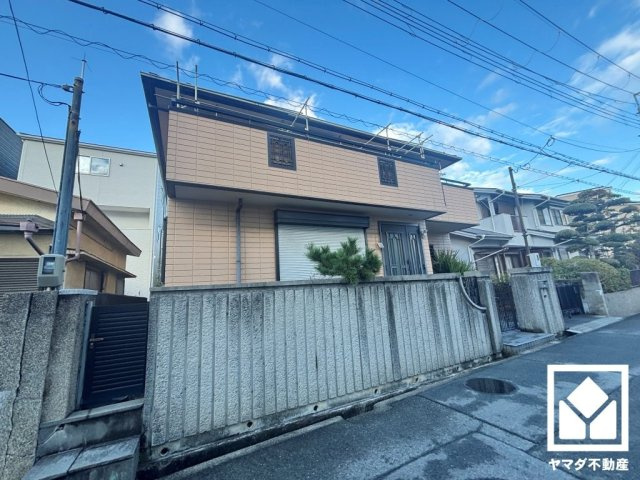 西宮市上田東町の外観|プライバシー・採光に配慮された広々20帖の2階リビングが魅力。家族全員がリラックスできる、ゆったりとした快適リビングで温かい団らんの時間を。
