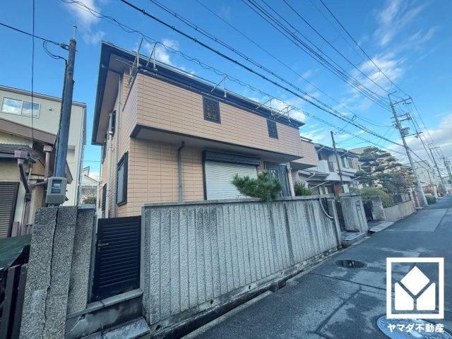 西宮市上田東町の外観|1階キッチンは独立型。リビングに生活感が出にくく、急な来客の際にも慌てずに対応可能です。効率的に動ける2WAYキッチンで風通しも良好です。