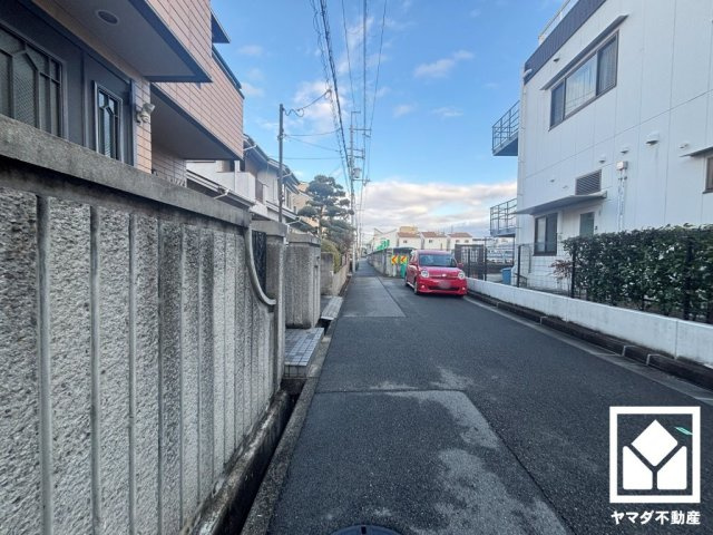 西宮市上田東町の前面道路含む現地写真|2階キッチンにはバルコニーへ繋がる勝手口があり、換気や一時的なゴミ置場としても便利です。