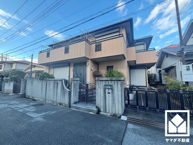 西宮市上田東町の外観|1階はゆったりとした広さがある車椅子対応のバリアフリートイレ。手すりもございますので、立ち座りが楽になります。