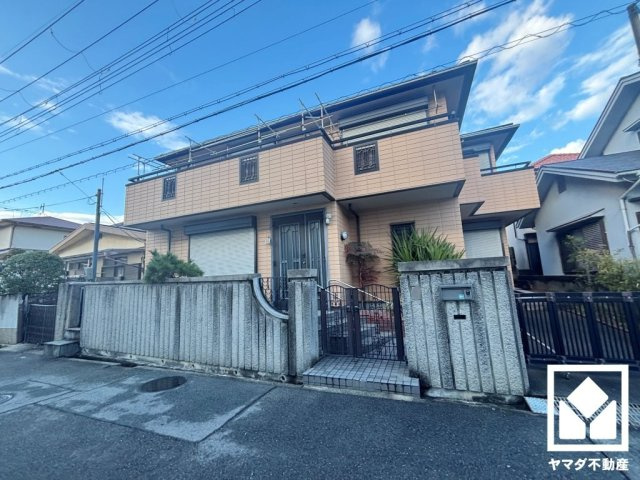 西宮市上田東町の外観|階段下や1階ホールにも収納スペースがあり、住空間を広々お使いいただけます。
