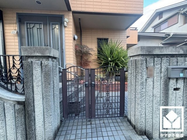 西宮市上田東町の玄関|玄関前はゆったりとしたスペースがあり、ガーデニングなども楽しんでいただけます。門扉がございますので、防犯面でも効果的です。