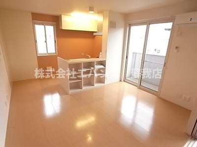 【居間・リビング】 | ソレイユⅢ | ゆったりとした居間です