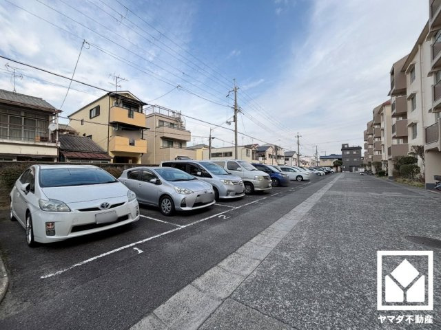 ジークレフ大庄2号棟の駐車場|敷地内に駐車場を完備。重い荷物や雨の日の移動もスムーズで、快適なカーライフを実現。空き状況等は弊社スタッフまでお気軽にお問い合わせください。