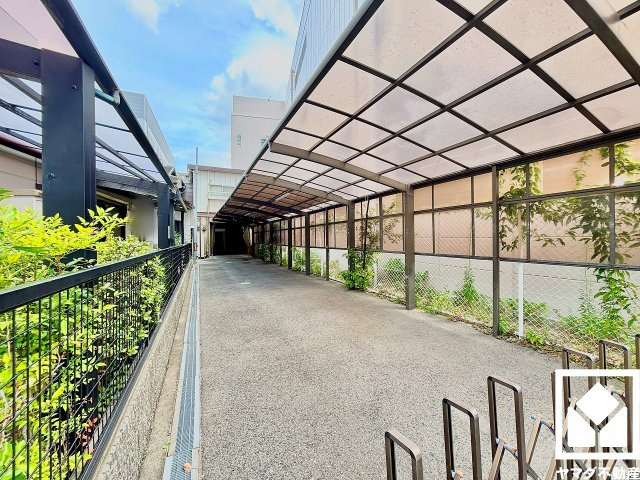 西宮市六湛寺町の外観|阪神本線「今津」駅と、阪急今津線「今津」駅はペデストリアンデッキで結ばれており、乗り換えもスムーズ。阪急今津線「今津」駅は始発駅のため座席にも座りやすく、快適な移動が可能です。