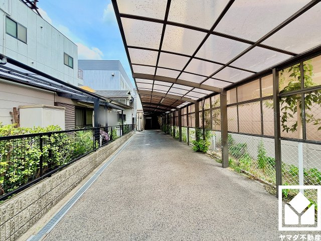 西宮市六湛寺町の外観|阪神バス「西宮市役所前」停まで徒歩1分（約12m）の立地。日中の移動や週末のお出かけなど、ライフシーンに応じたスムーズな移動を叶える、ゆとりある住環境です。